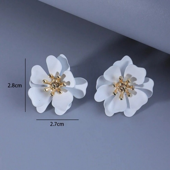 White Flower Studs Earrings - Picture 4 of 7